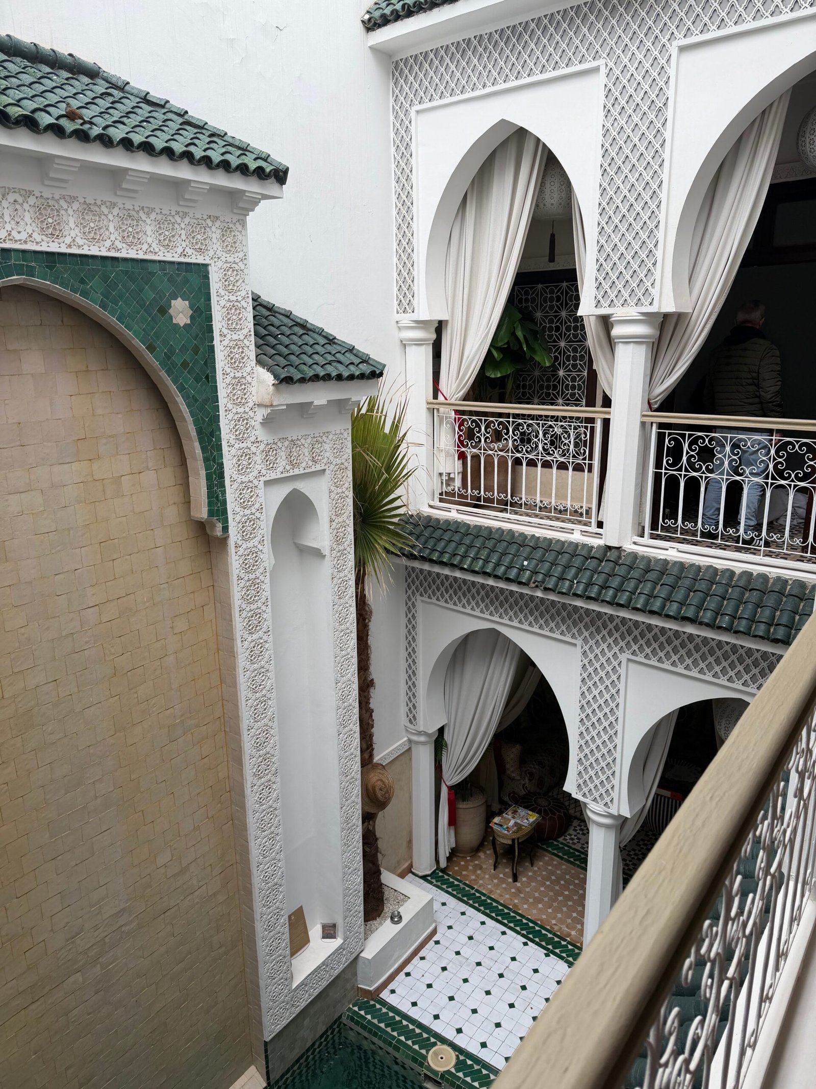 Patio traditionnel d un riad avec zellige vert, medina de Marrakech